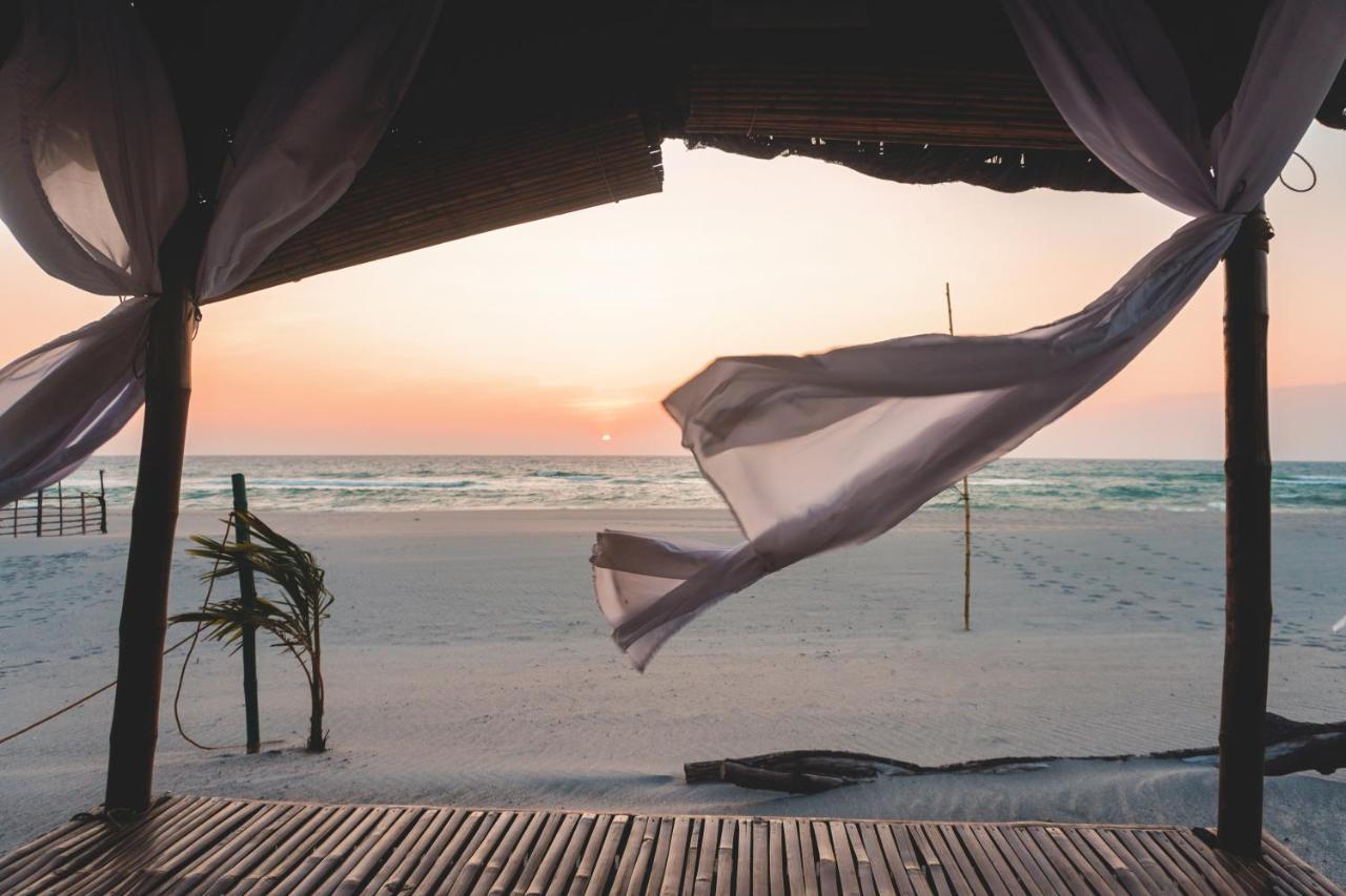 Club Monet Beachfront Resort By Cocotel Cabangan Buitenkant foto