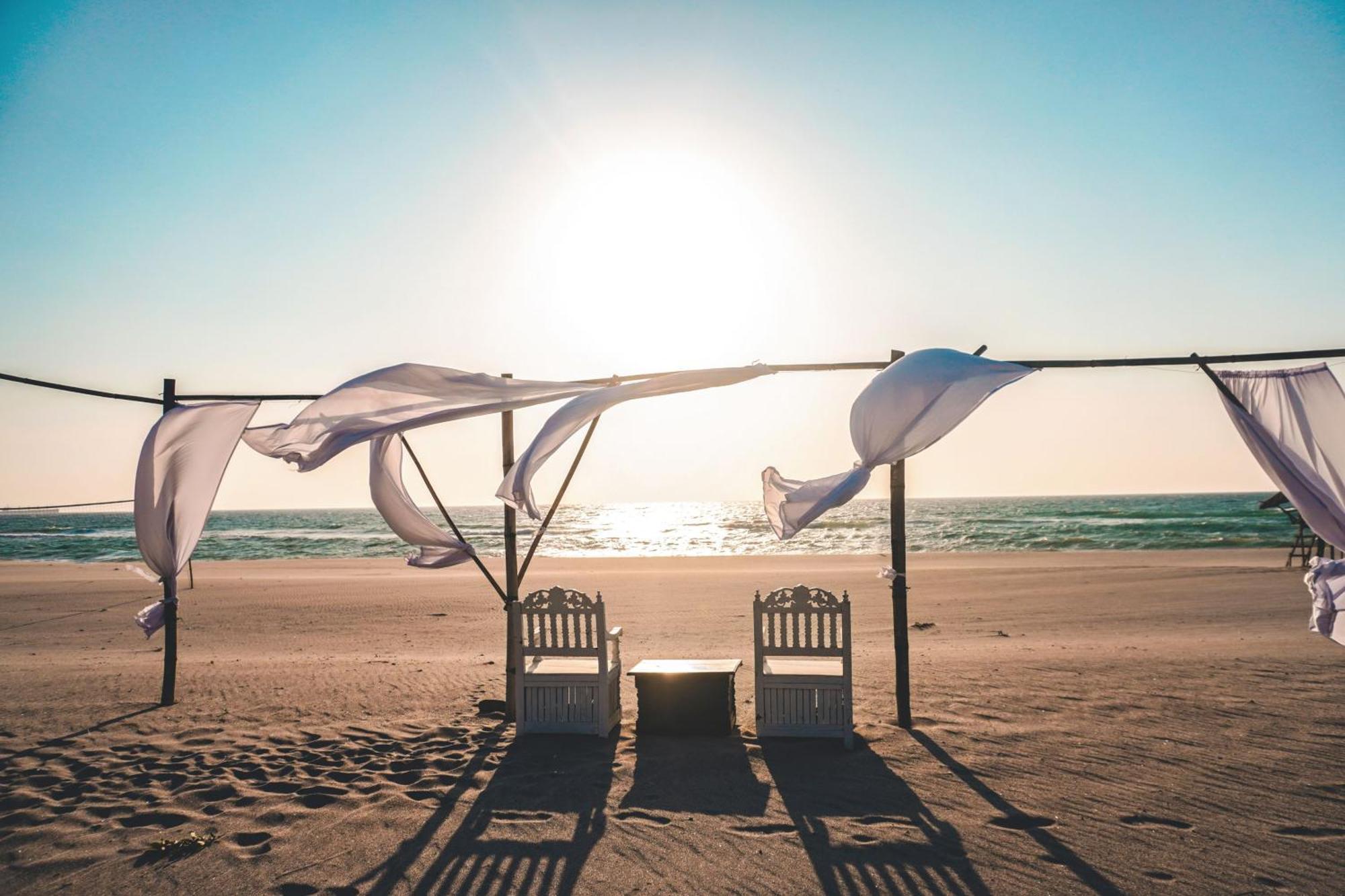 Club Monet Beachfront Resort By Cocotel Cabangan Buitenkant foto
